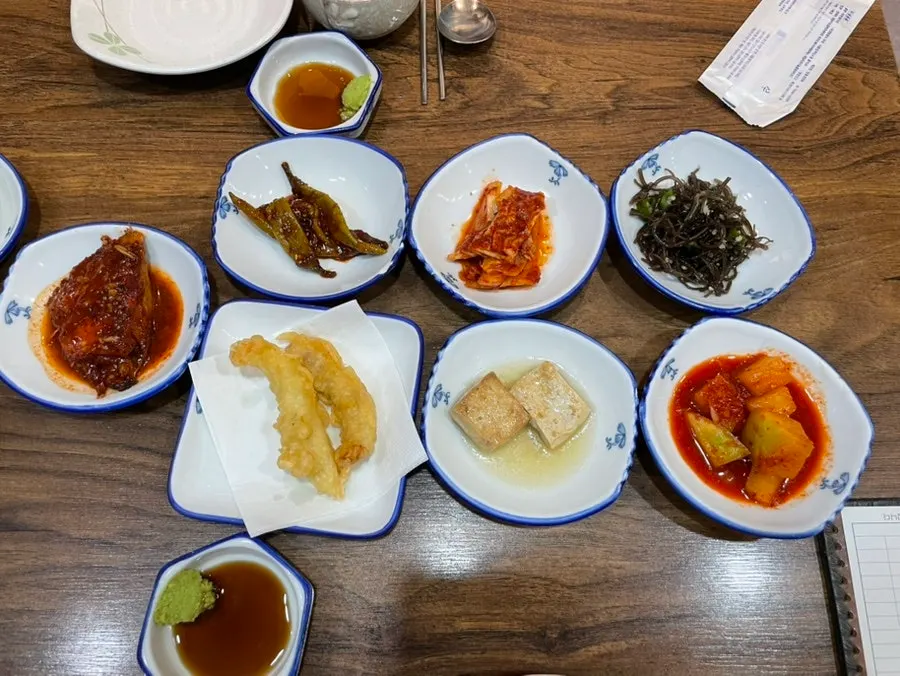 Mâm món phụ tại Busan Bokjip