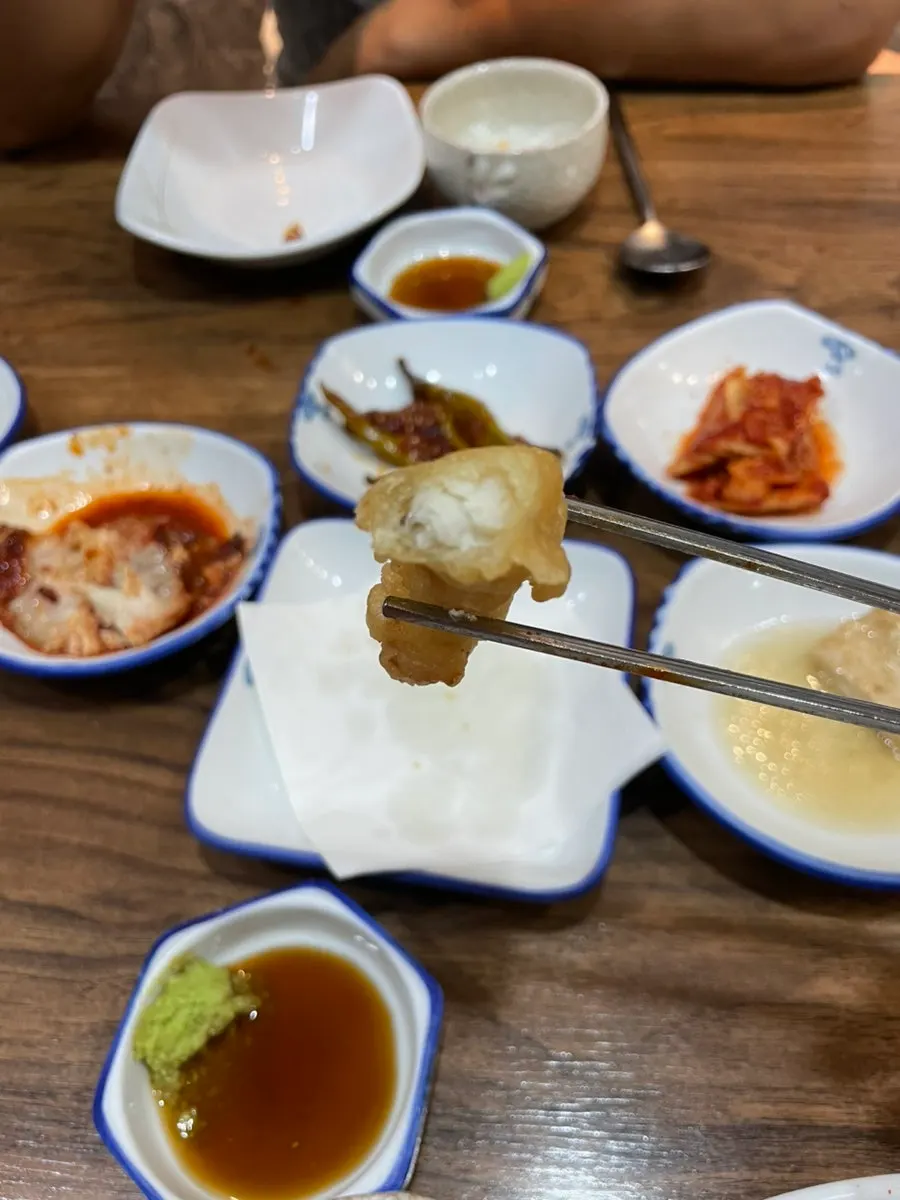 Gỏi cá đuối và cá nóc chiên
