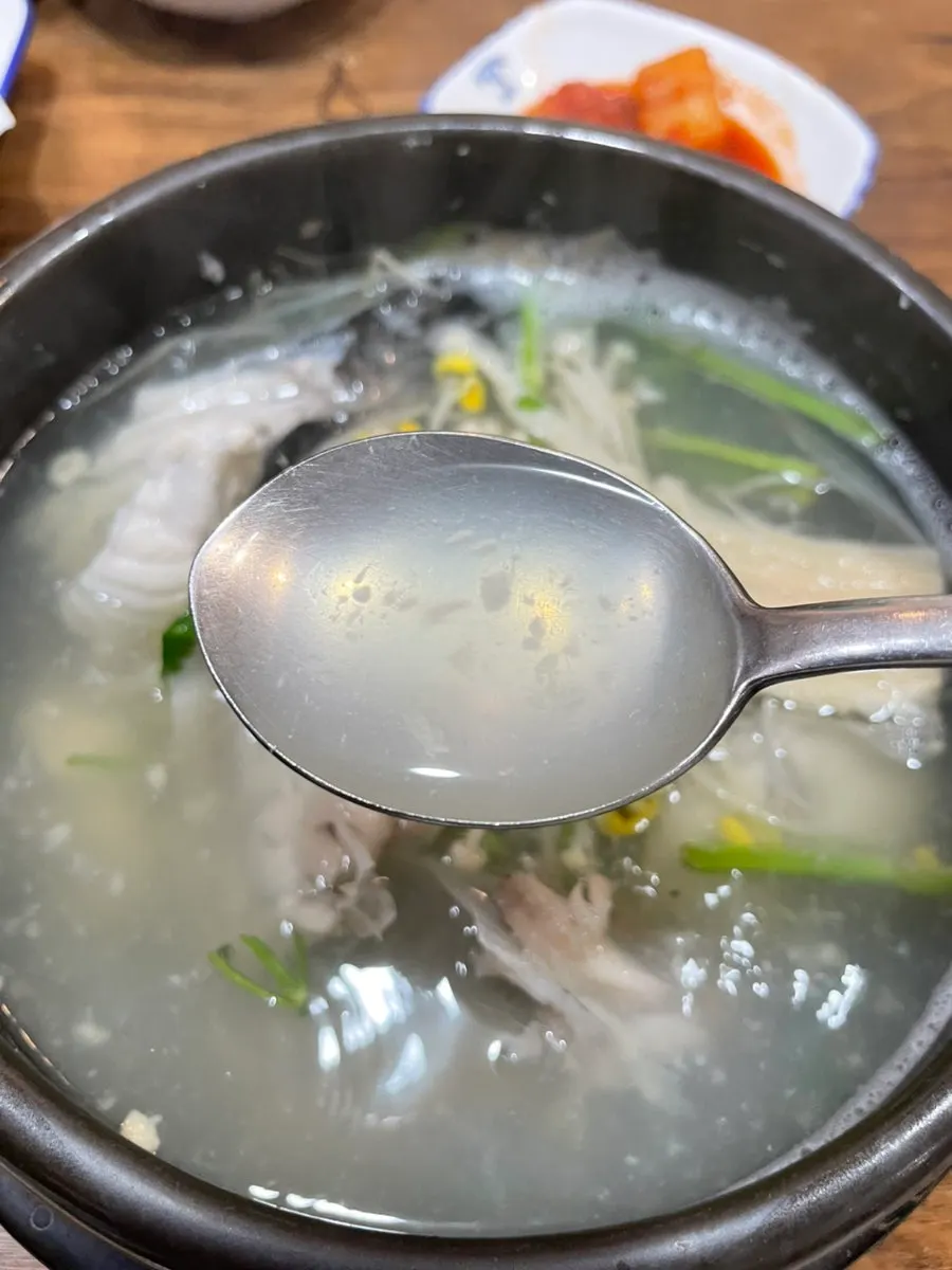 Canh chambok tự nhiên sôi trong nồi đất