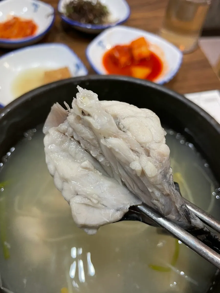 Mâm cơm với nước dùng canh chambok