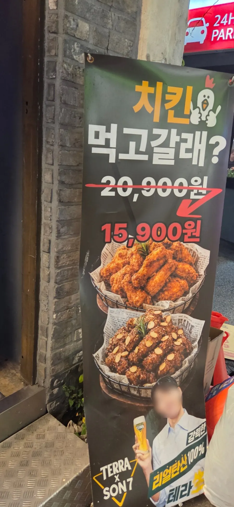은은한 조명이 켜진 펍 좌석