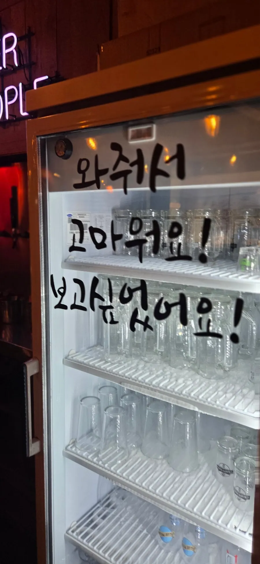 소시지 플래터가 올라온 테이블