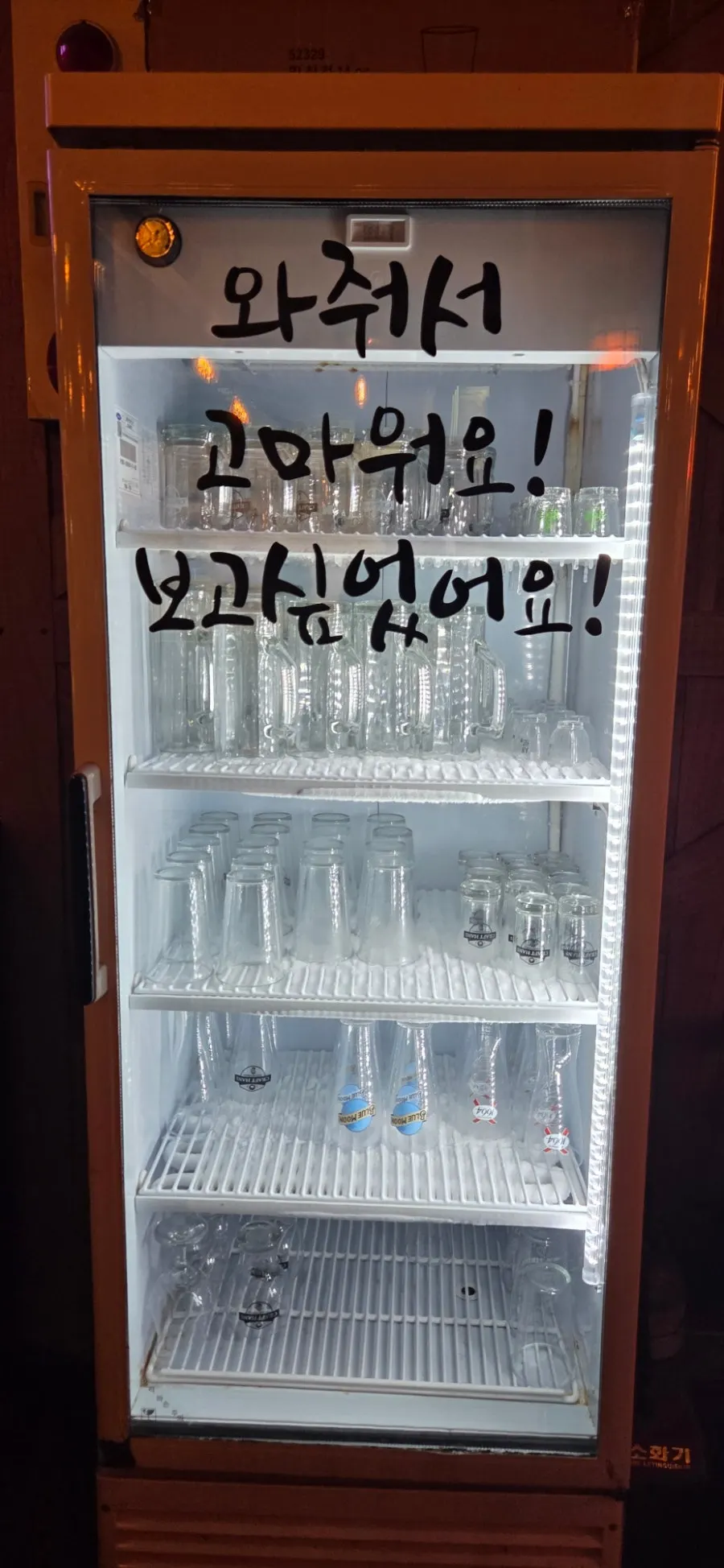 감자튀김과 샐러드가 곁들여진 소시지 플래터