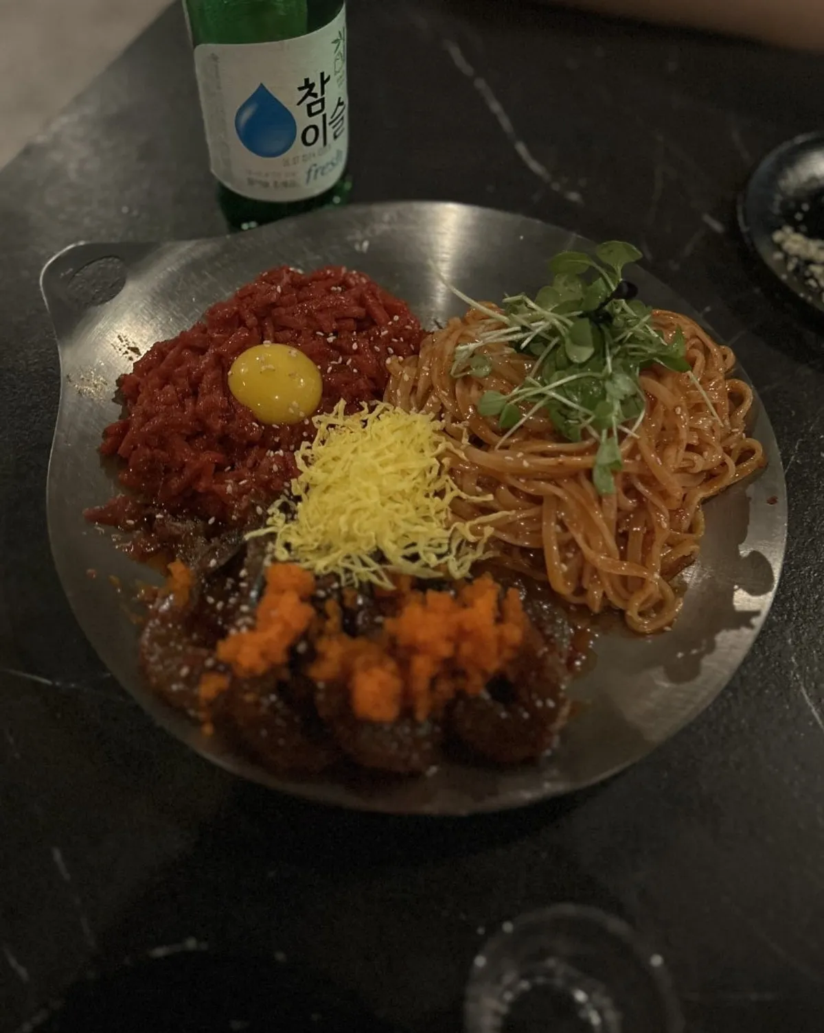 은색 접시에 담긴 육회 새우장 칼비빔 한 판