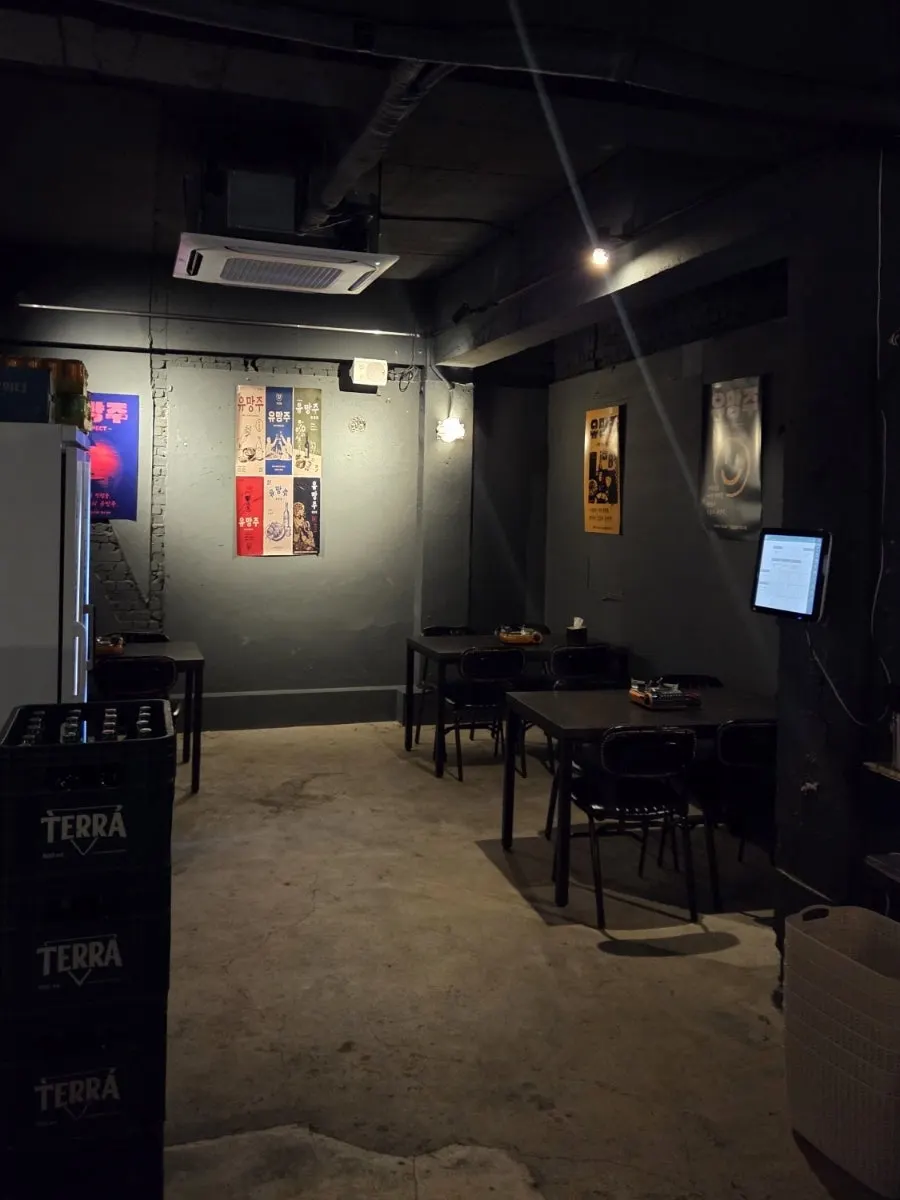 검은 외벽에 흰 글씨 간판의 유망주 서면점 외관