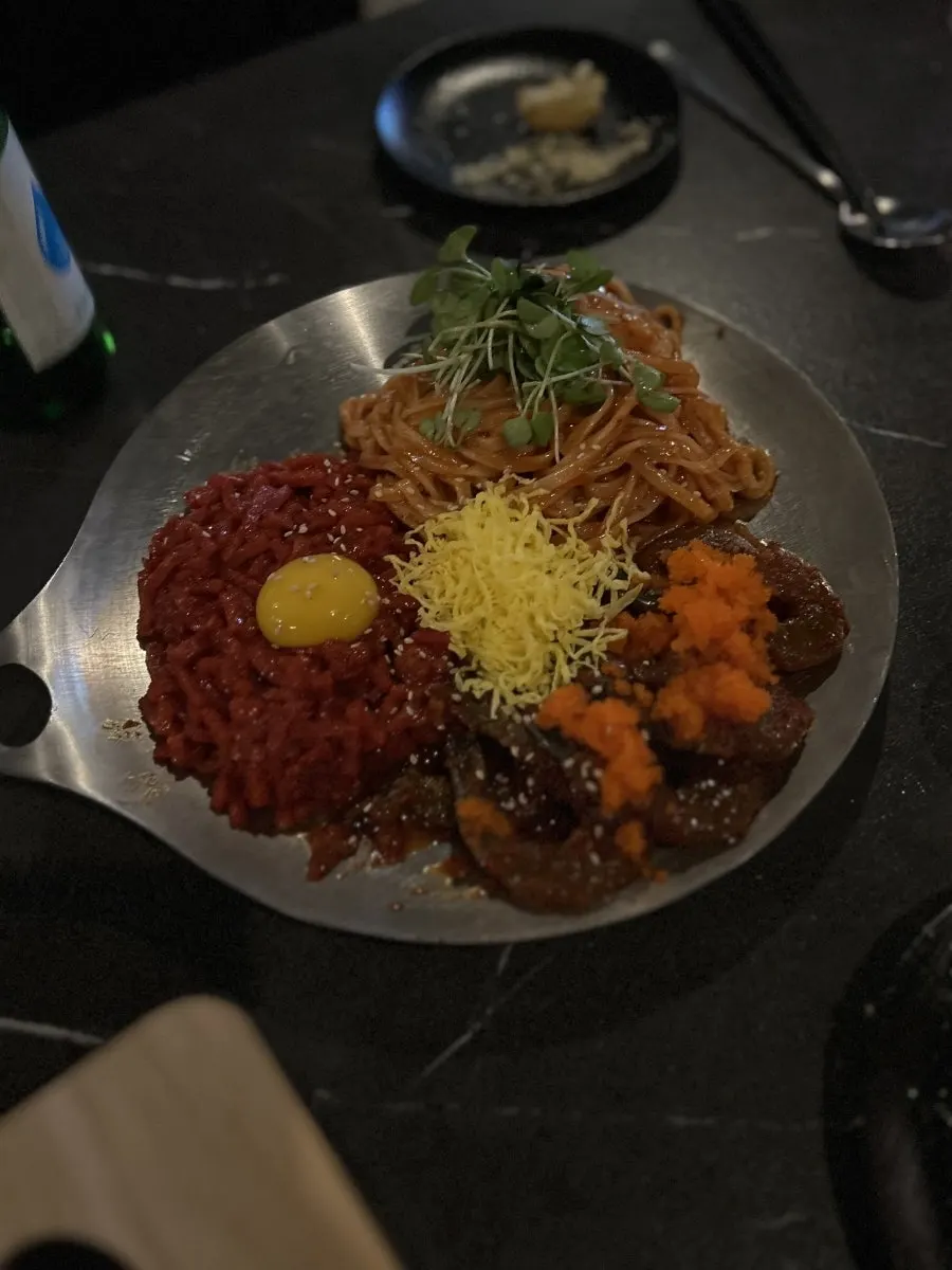 기본 안주로 나온 시럽 뿌린 바삭한 구운 빵