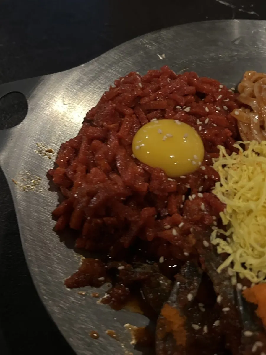 지단과 새싹채소를 올린 육회 새우장 칼비빔 접시