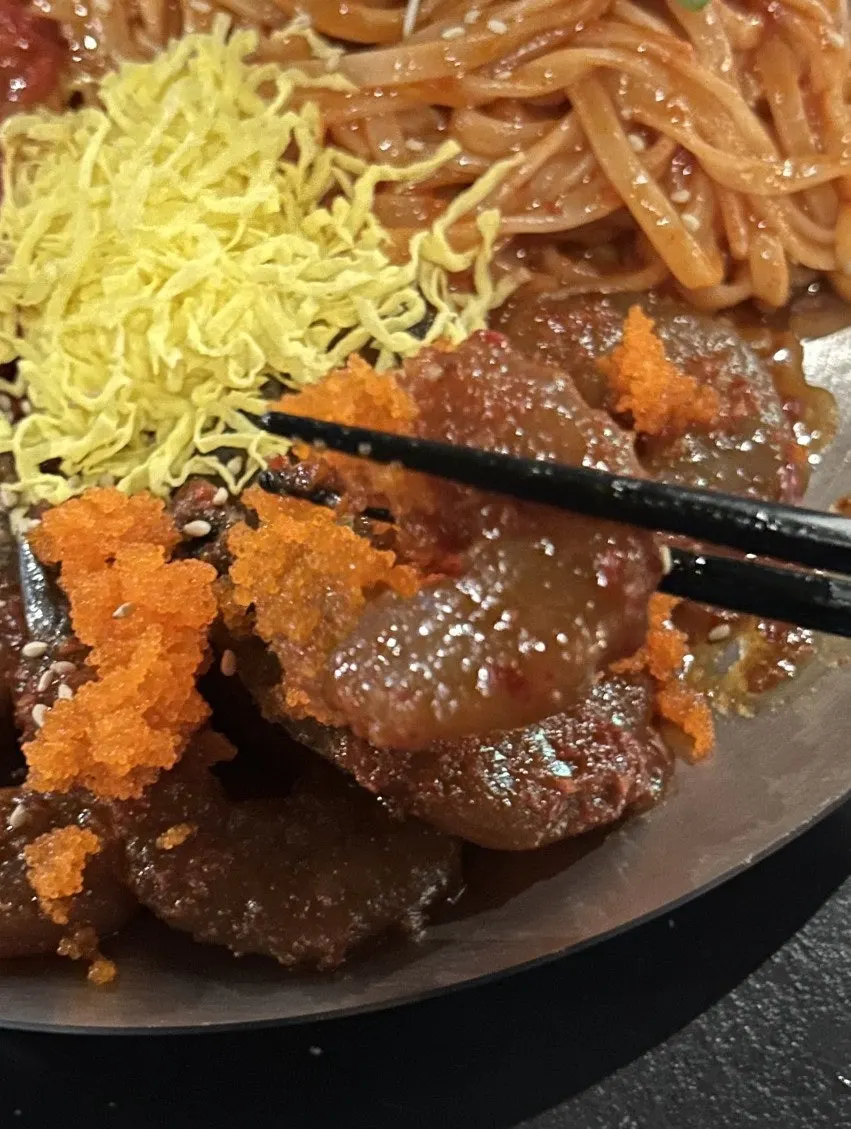 매콤하게 비벼진 칼비빔 면 한 젓가락