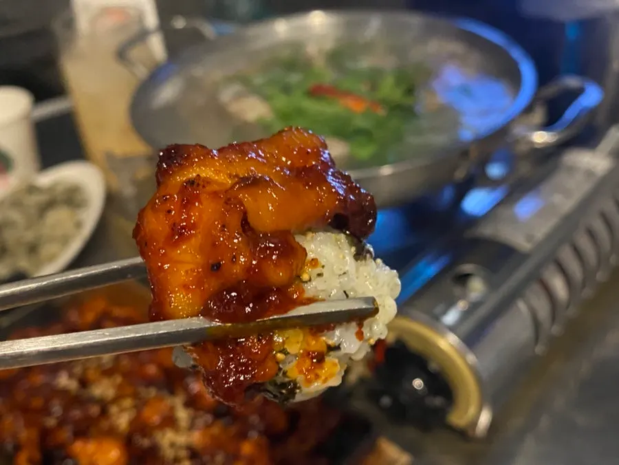 동글게 뭉친 주먹밥 접시