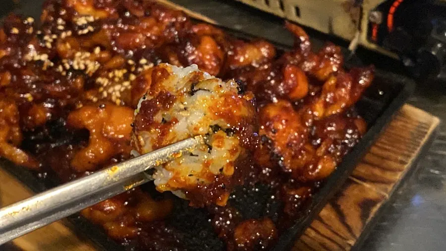 주먹밥 위에 올린 무뼈닭발