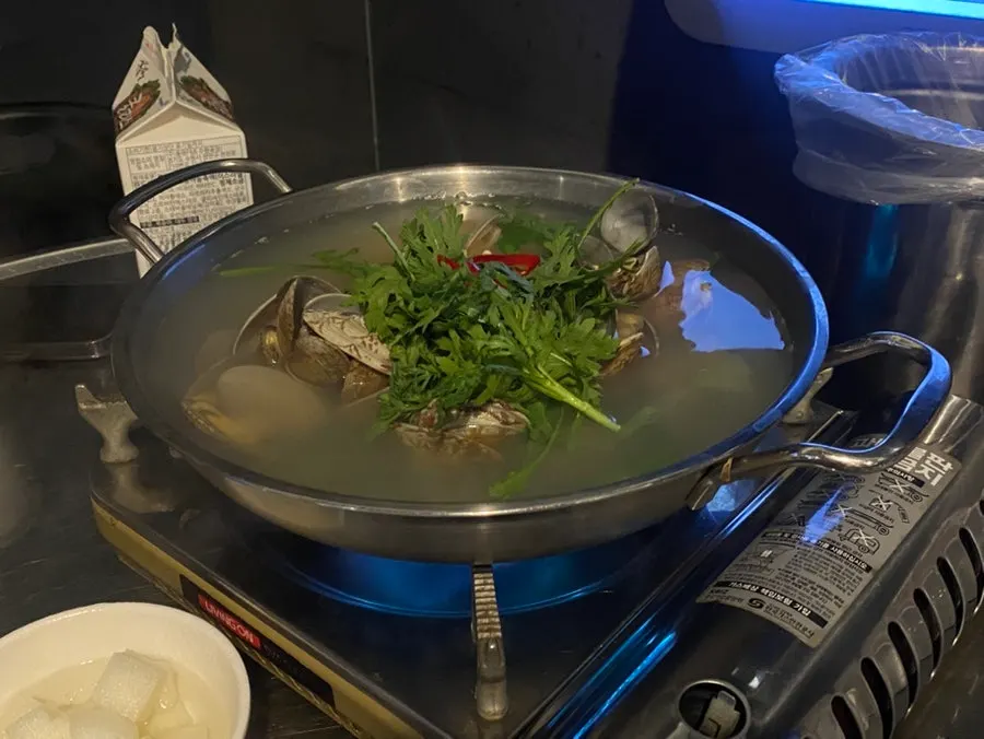 소주잔과 함께한 닭발 술상