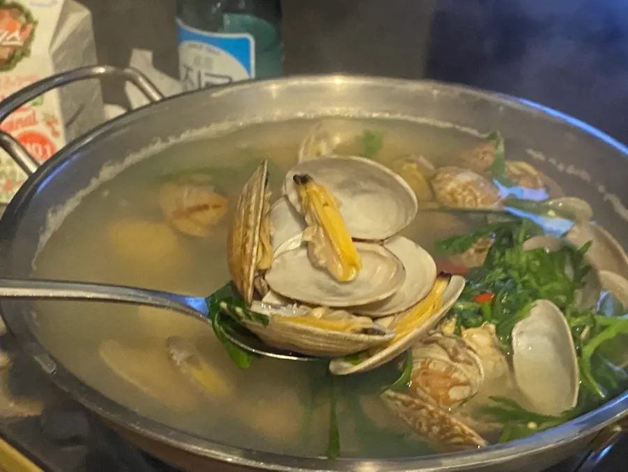 통통한 바지락이 든 조개탕