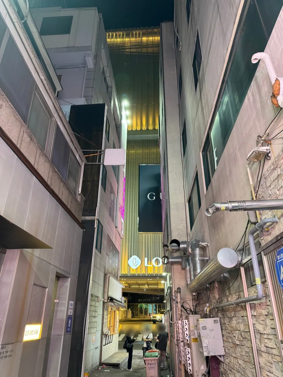 Sinineurin Dakbal Seomyeon Branch sign with the surrounding street at night