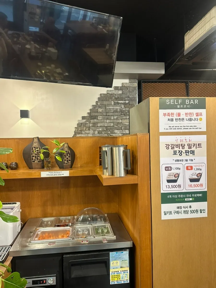 Solo-dining zone seats for single customers