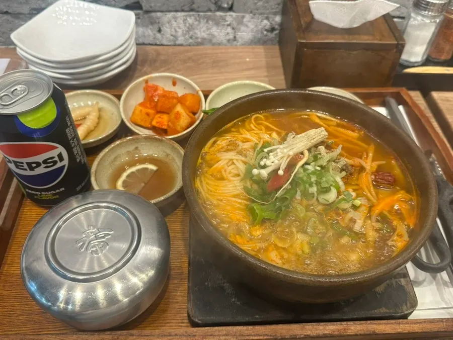 Table setting with the ordered spicy galbitang