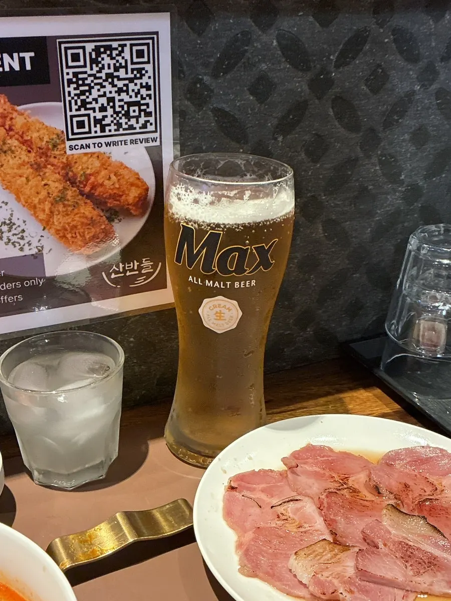 Full solo-dining spread with gukbap, sides and draft beer