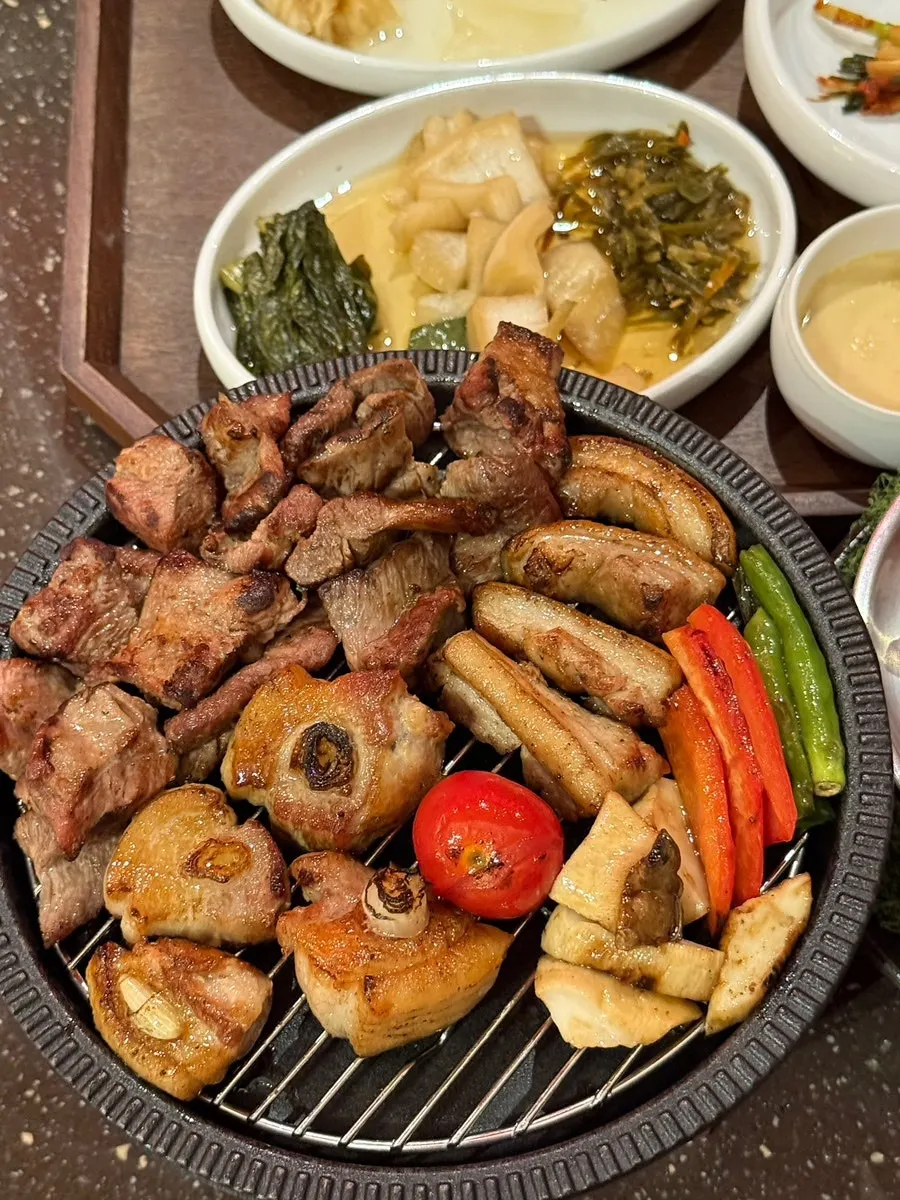 숯불 화로에 구워지는 생돼지 특수부위