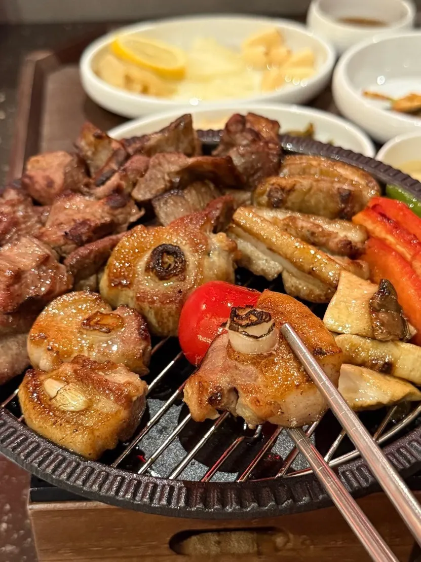 화로 위에서 따뜻하게 유지되는 구운 고기