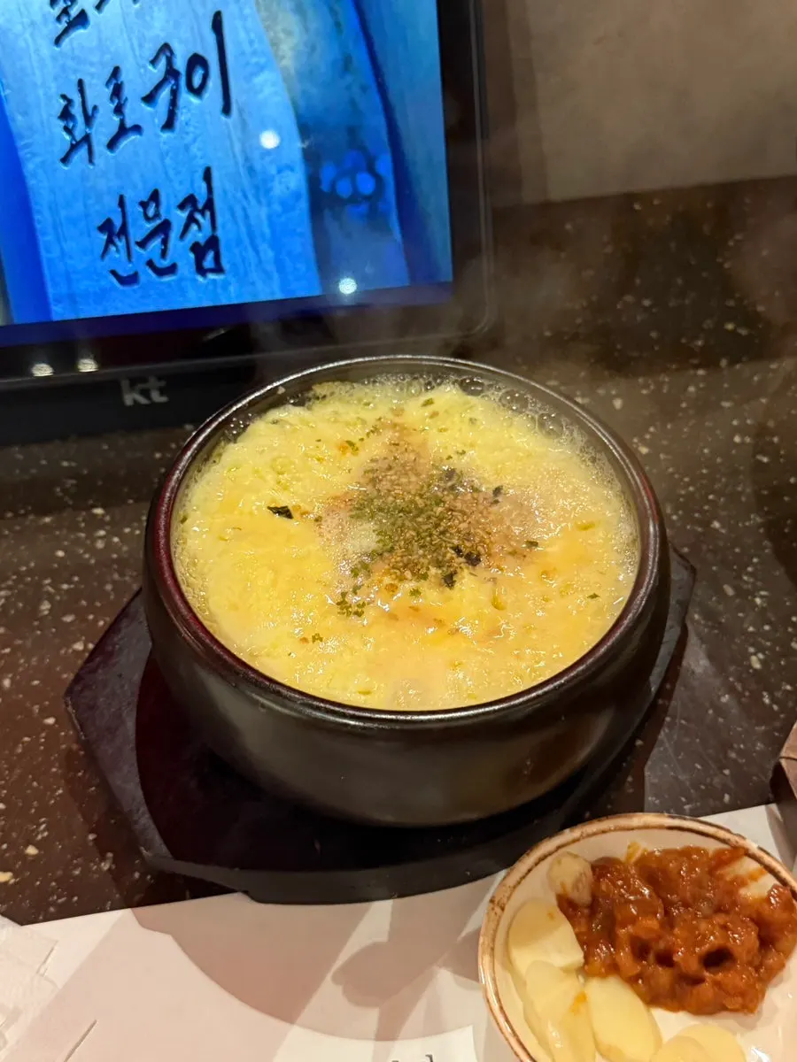 쌈채소에 고기와 곁들임을 올린 쌈