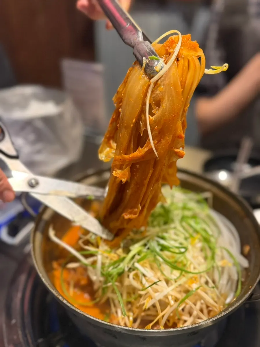 갈비와 숙주 파채가 담긴 양푼