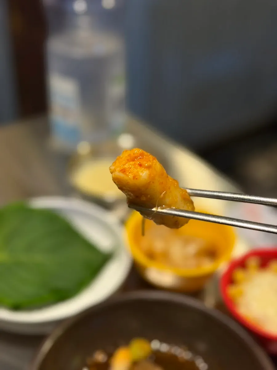 매운 양념을 머금은 묵은지 갈비찜
