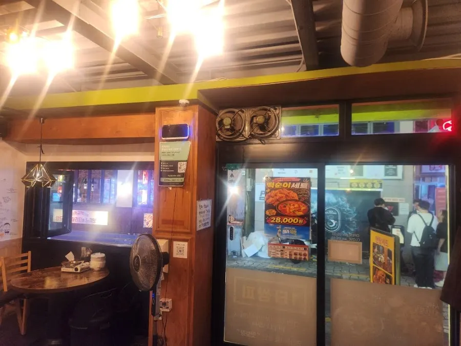 Atmosphere at Yetnal Tongdak & Tang Seomyeon Branch