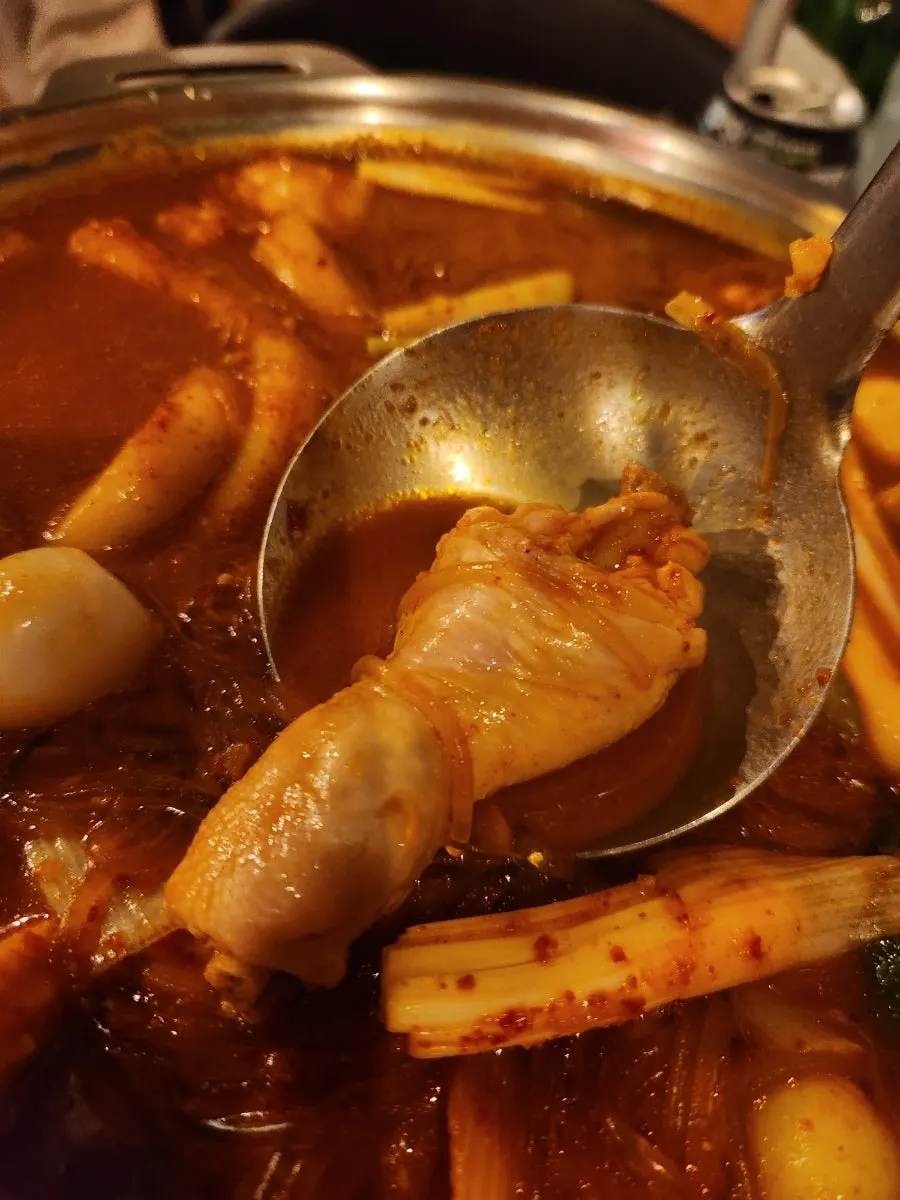 Eating dakdoritang