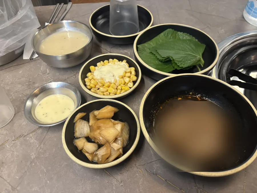 Basic table setting before ordering braised ribs