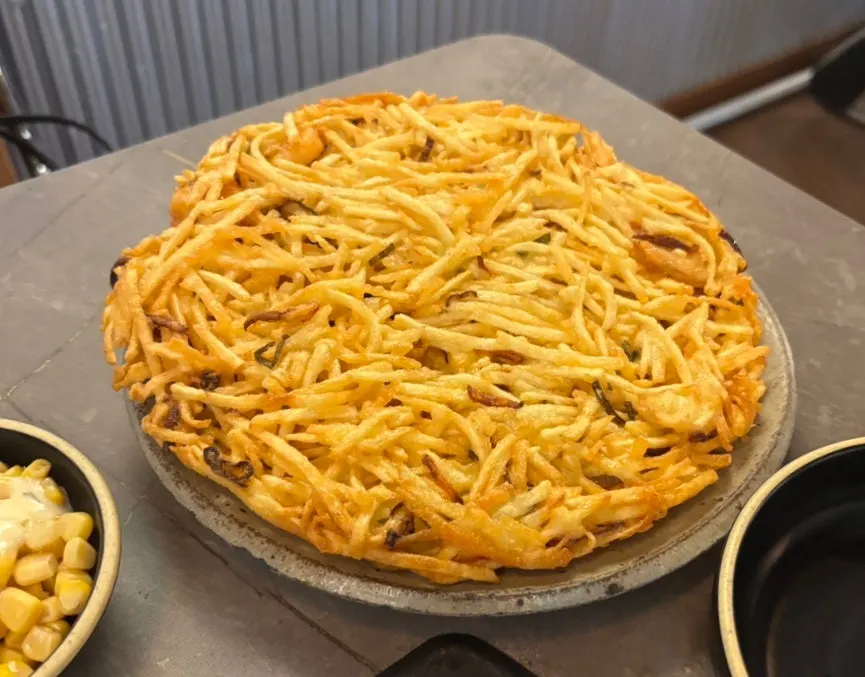 음료와 갈비찜 식사 상차림