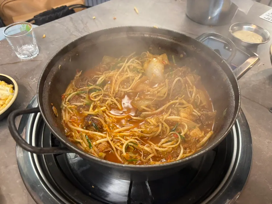 직원이 손질한 갈비찜과 소주