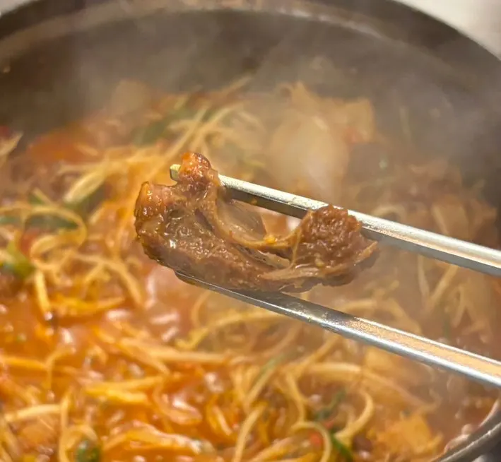 갈비찜 속 고기와 뼈 부위