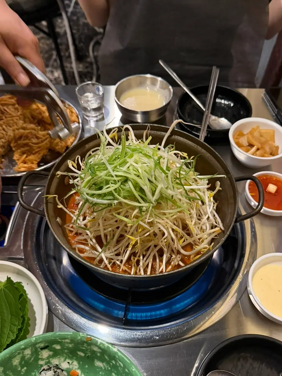 소스와 양념에 곁들인 해물감자전