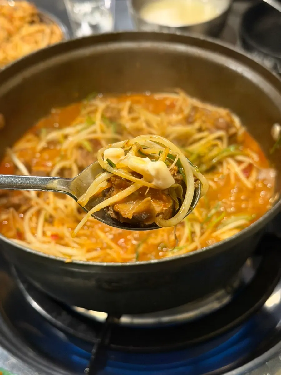 숙주와 파채를 올린 갈비찜