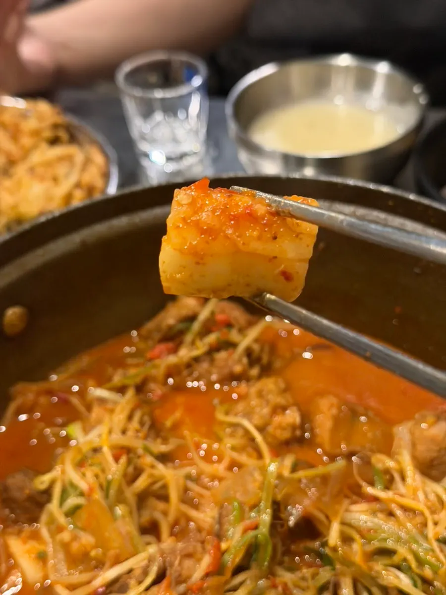 당면과 숙주를 곁들인 갈비찜