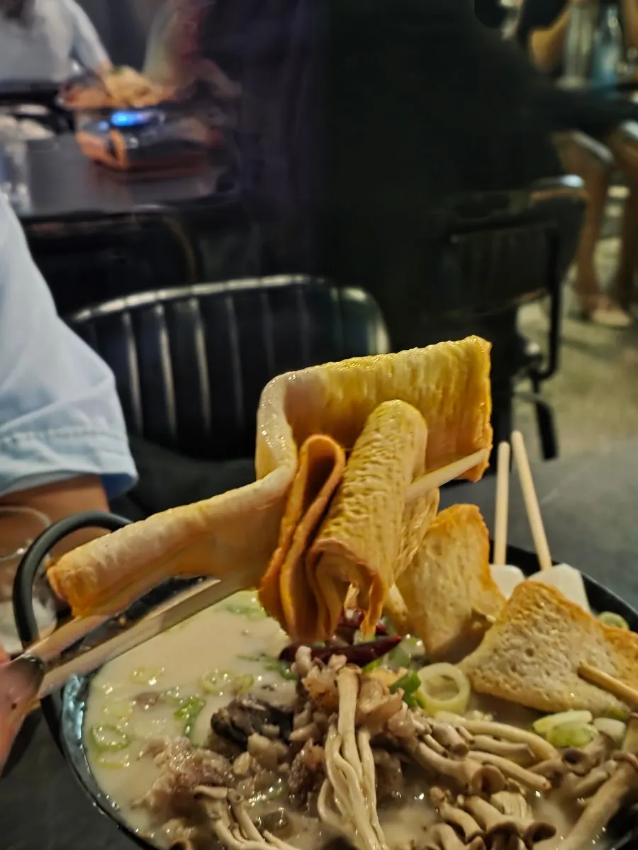 Drinks with beef tendon fish cake soup in a modern space