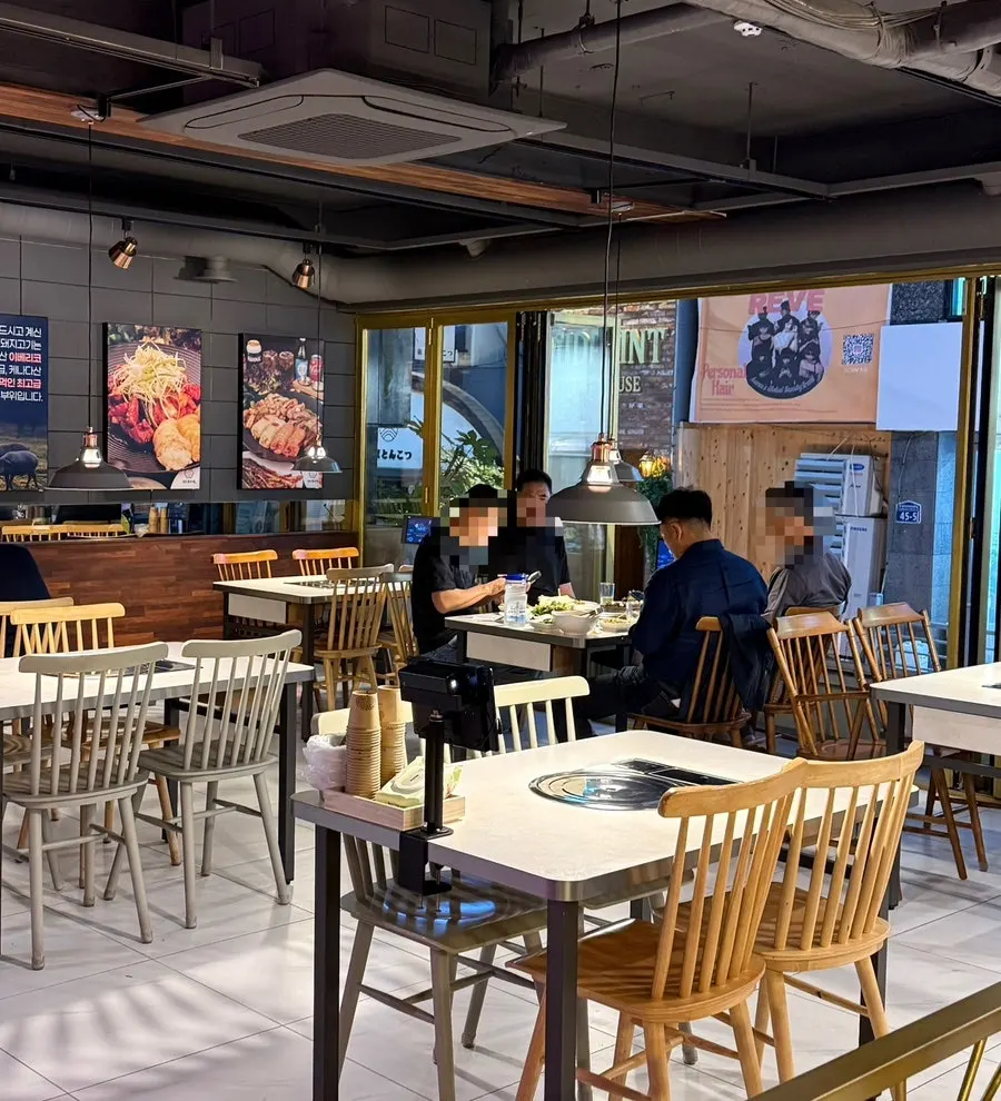 은은한 조명의 고깃집 홀 좌석