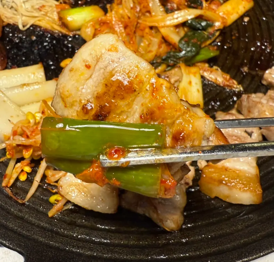 노릇하게 구워진 김치와 삼겹살
