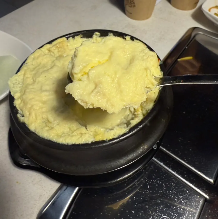 두부와 버섯이 든 된장찌개와 공기밥