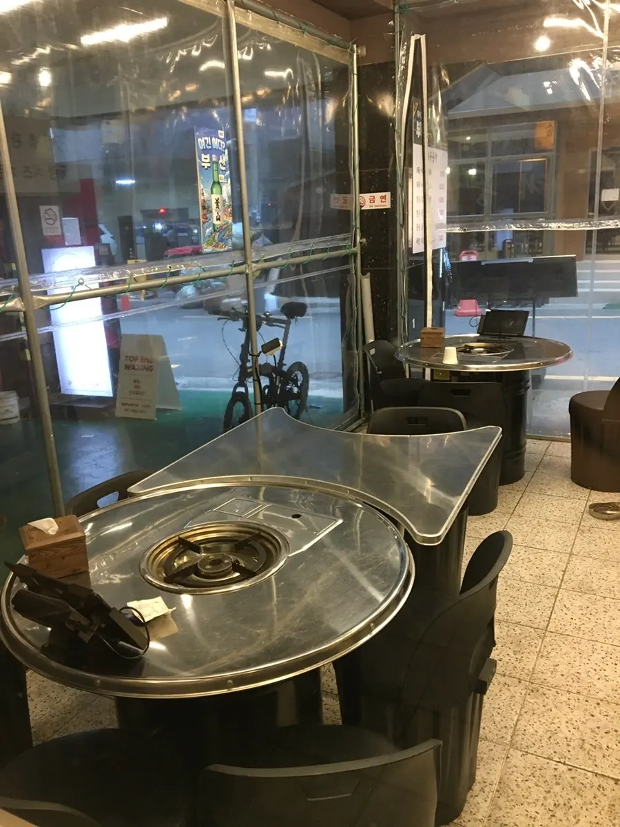 정갈하게 정리된 태풍곱창 매장 내부