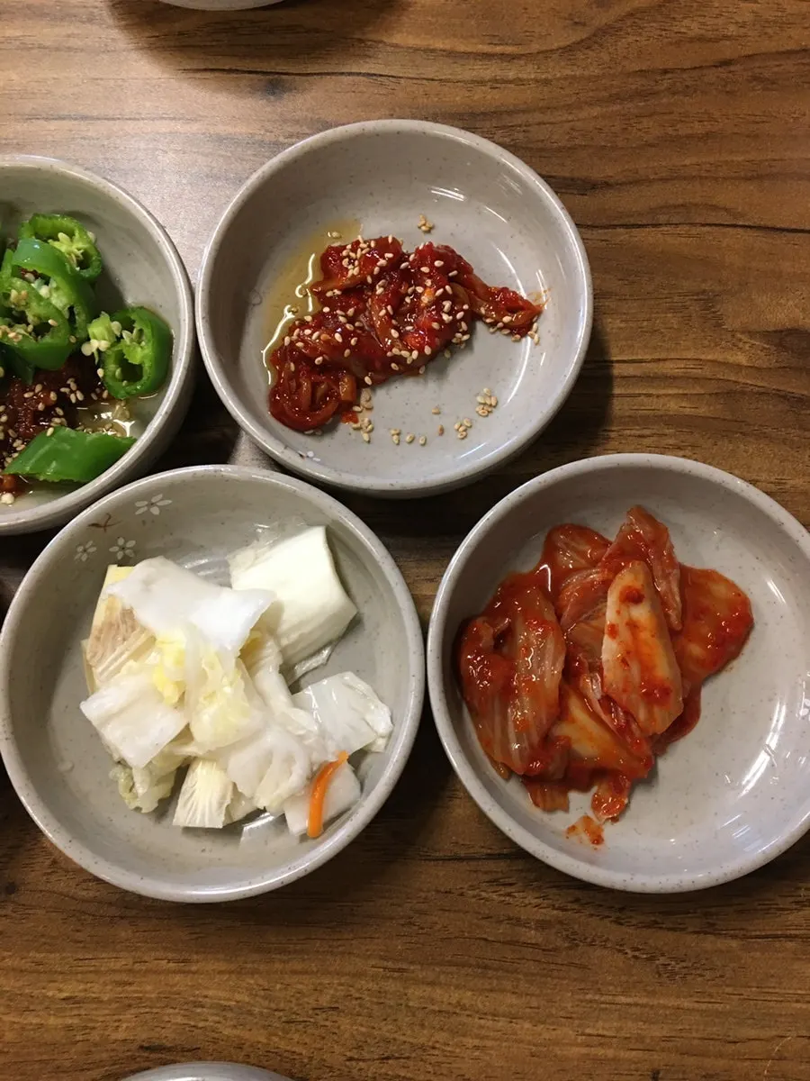 감칠맛 나는 젓갈과 김치 밑반찬