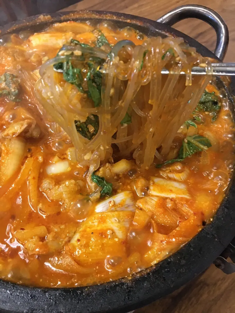 칼칼한 국물에 곱창과 야채가 든 전골