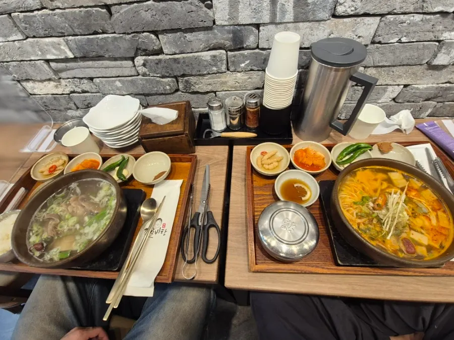 큼지막한 갈비가 든 갈비탕