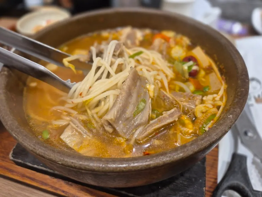 숙주와 무가 들어간 얼큰갈비탕