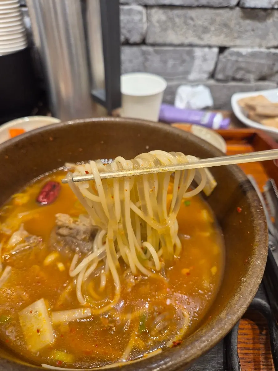 칼칼한 얼큰갈비탕과 면 사리