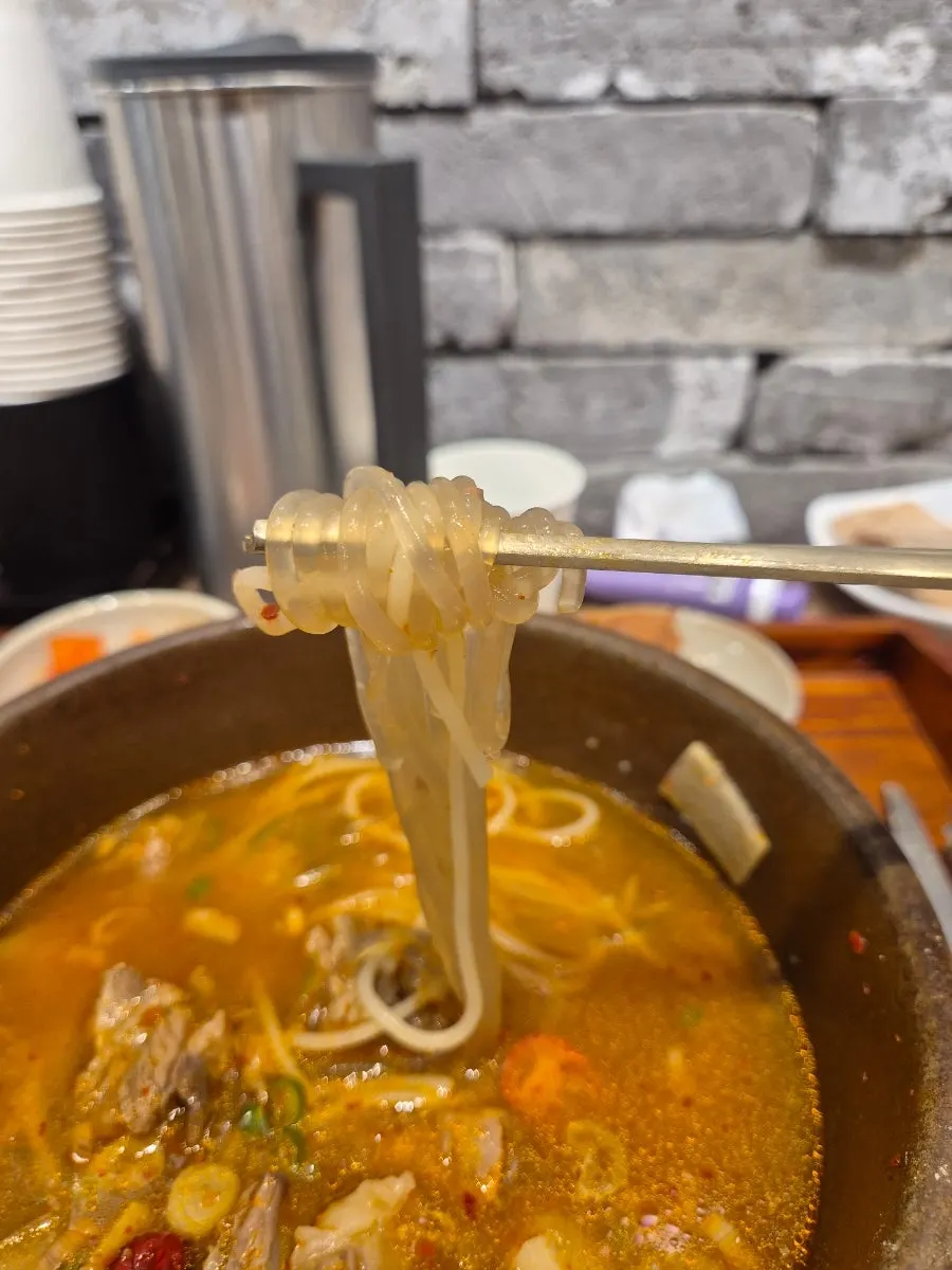 당면과 중면을 곁들인 갈비탕