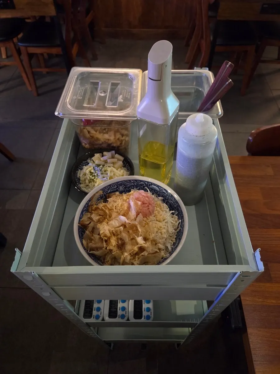 철판요리주점 좌석과 철판 전경