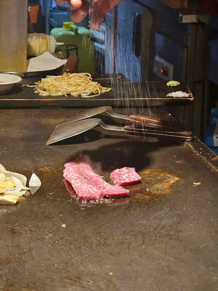 데판킹 철판 앞 좌석에서 본 조리 모습