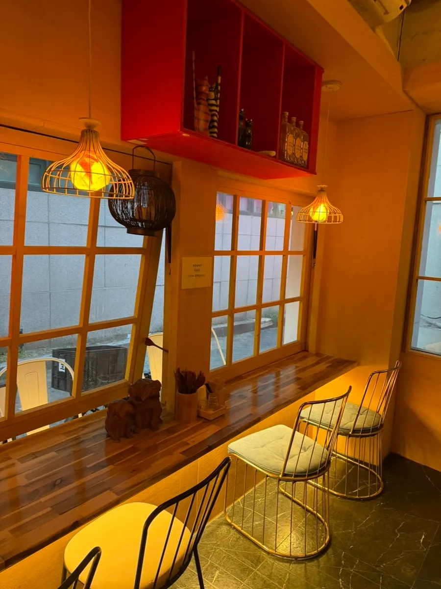 Interior del local con ambiente de izakaya japonés