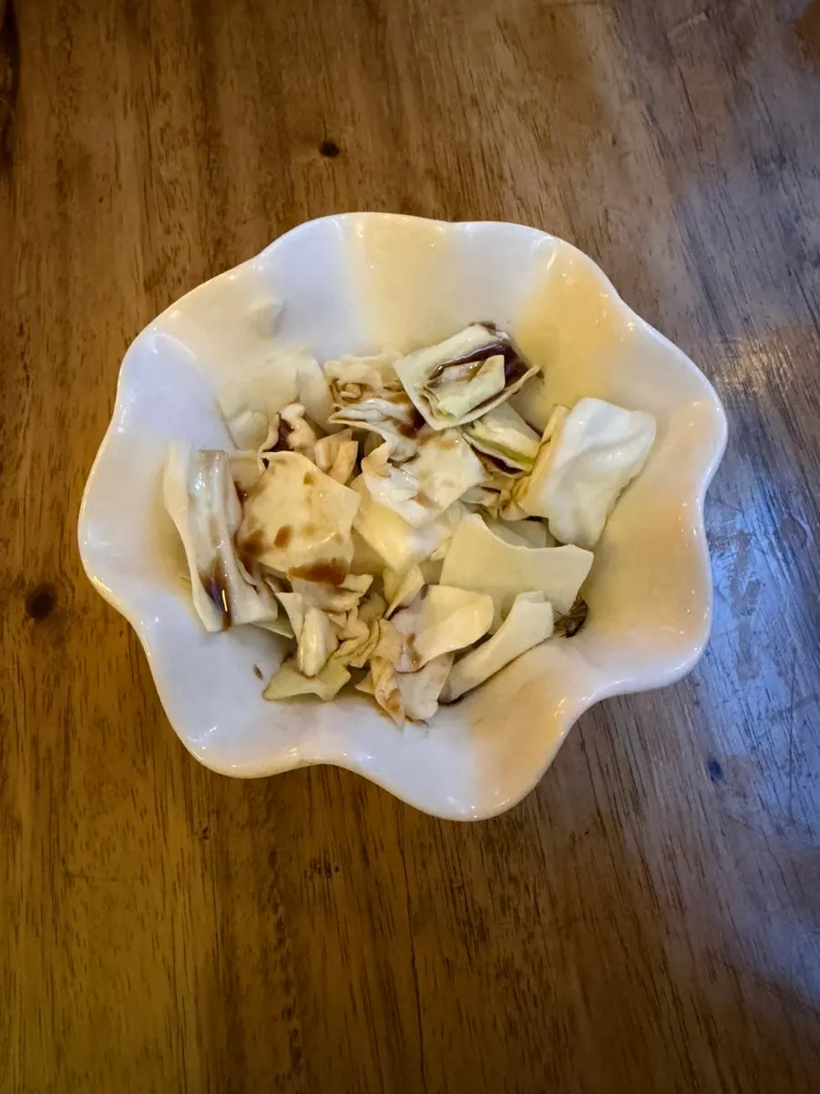 Ensalada de repollo servida como acompañamiento básico