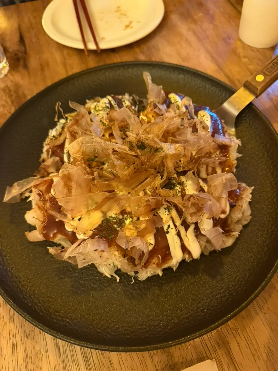 Plato terminado de vieiras premium con camarones al mantequilla